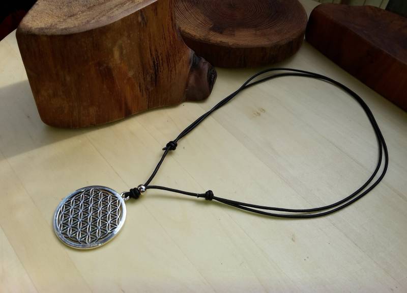 Lange Kette, Blume Des Lebens, Symbolkette, Schwarzes Lederband Verstellbar von WildFilz