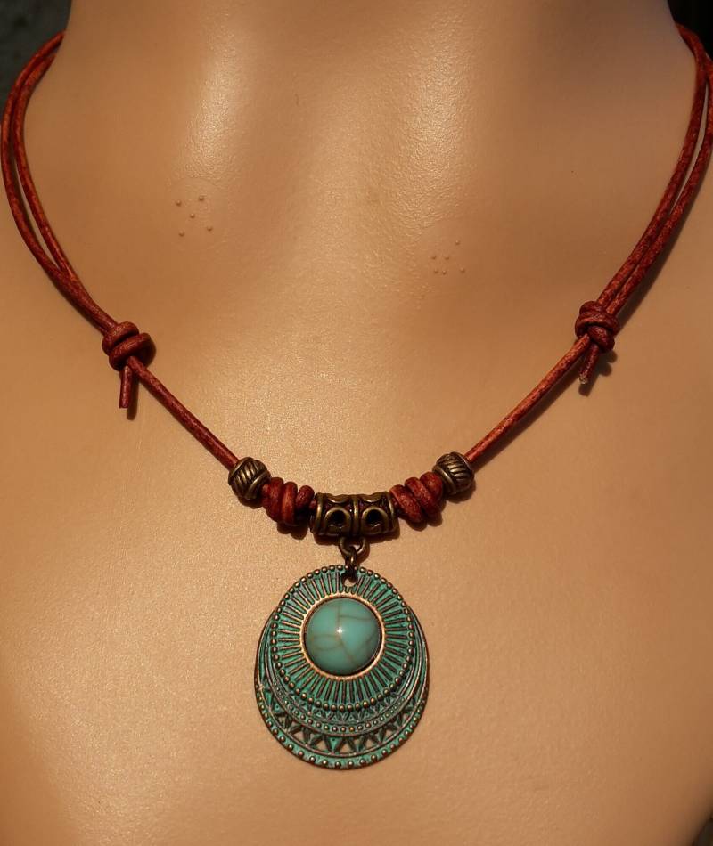 Ledercollier Medaillon Bronzefarben Patina Verstellbar Ledercollier Medaillon Bronzefarben Patina Verstellbar von WildFilz