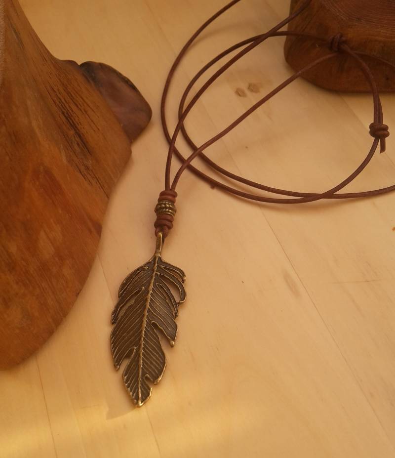 Lederkette Lang Mit Feder, Braunes Lederband, Verstellbar Lederkette Lang Mit Feder, Braunes Lederband, Verstellbar von WildFilz