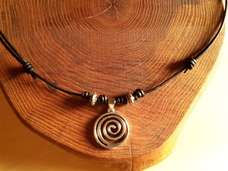 Lederkette Spirale, Schwarzes Lederband, Symbol, Verstellbar Lederkette Spirale, Schwarzes Lederband, Symbol, Verstellbar von WildFilz