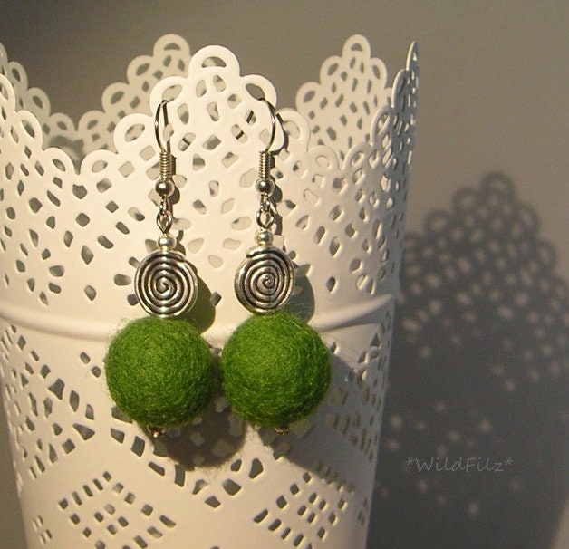 Ohrringe Filz Grün Filzkugeln Spirale Edelstahlhaken Ohrringe Filz Grün Filzkugeln Spirale Edelstahlhaken von WildFilz