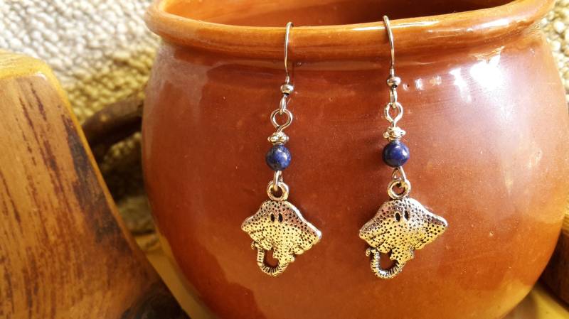 Ohrringe Manta, Lapislazuliperlen, Rochen, Meeresschmuck von WildFilz