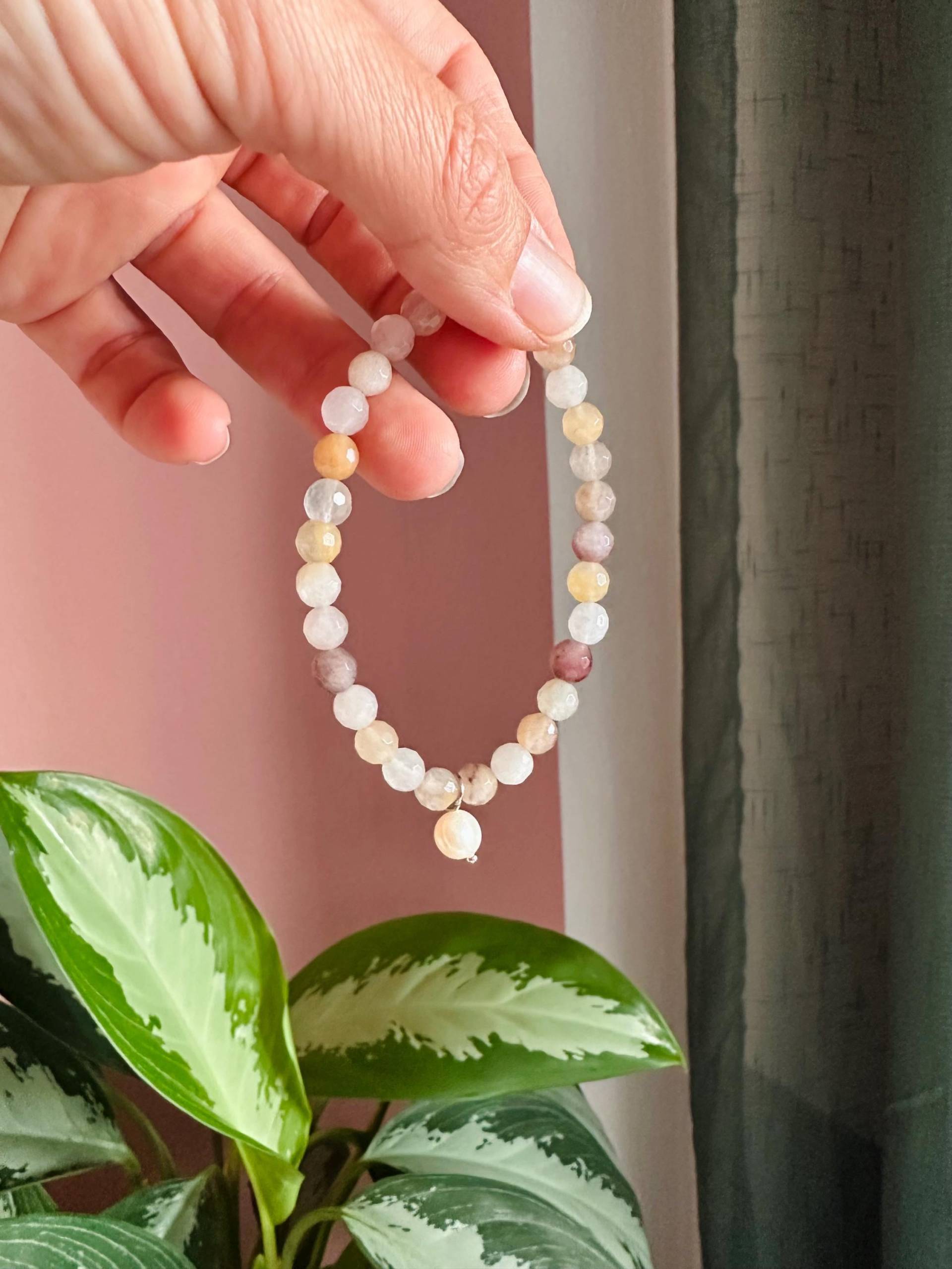 Elegantes Und Zeitloses Quarzkristall Perlenarmband Mit Süßwasserperle von WildFlowCreation