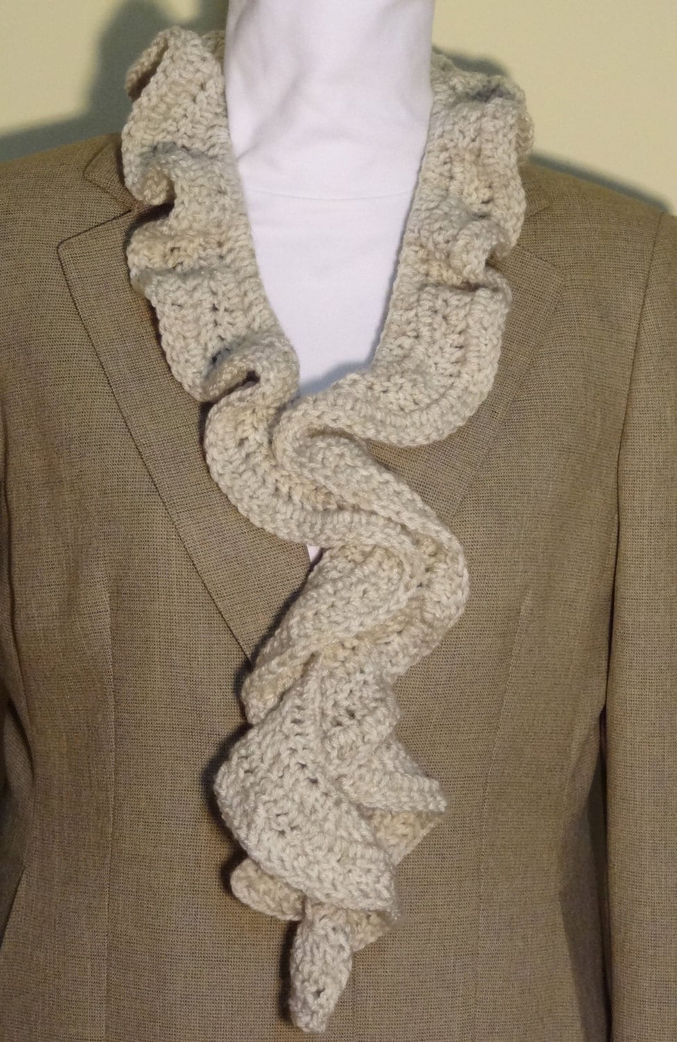 Damen Rüschen-Schal - Gehäkelt Urlaub Winter Ecru Damen Rüschen-Schal - Gehäkelt Urlaub Winter Ecru von WildHoneysuckle