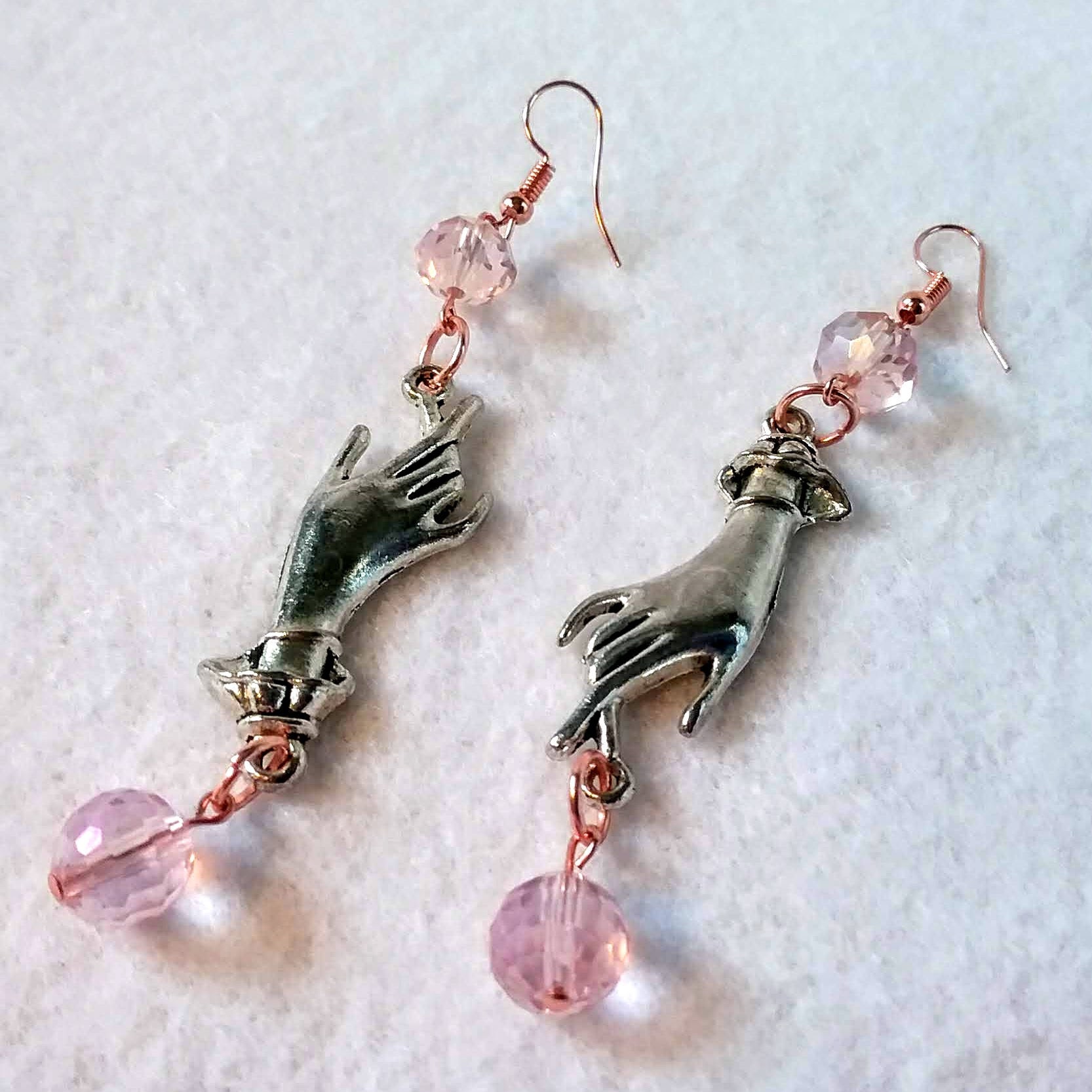 Daphne Es Darlings Zarte Ohrringe in Metallen Und Rosa Daphne Es Darlings Zarte Ohrringe in Metallen Und Rosa von WildImaginarium