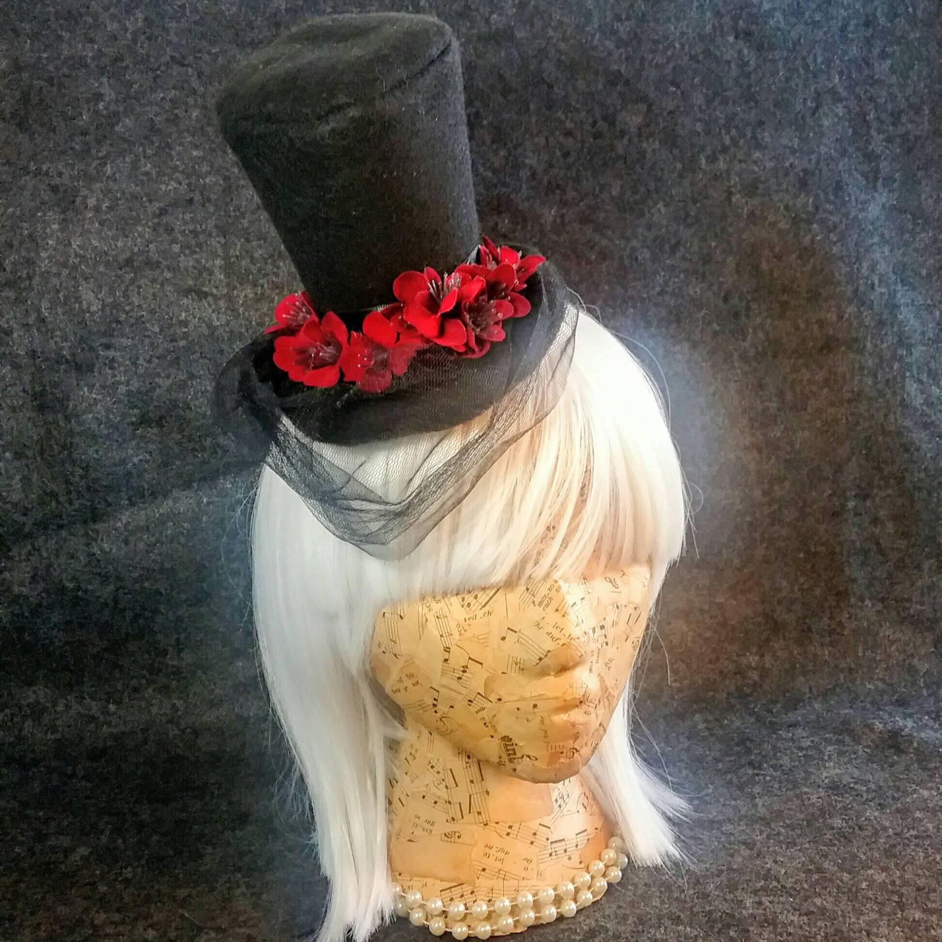 Dominique Es Daring Freche Schwarze Mini-Top-Hut... Mit Herrlichen Kirschblüten Dominique Es Daring Freche Schwarze Mini-Top-Hut... Mit Herrlichen Kirschblüten von WildImaginarium