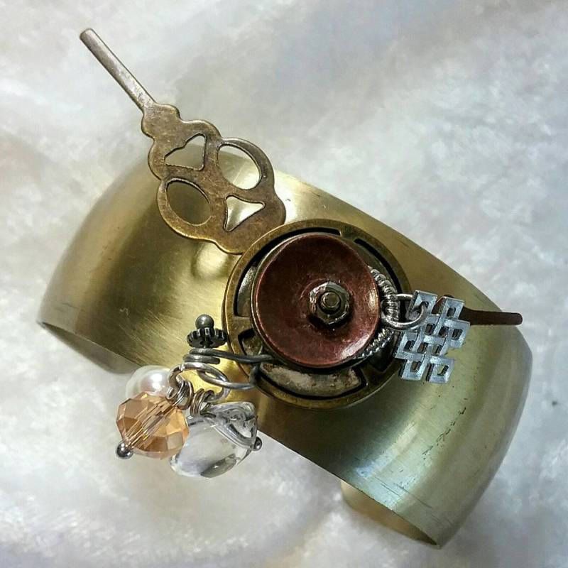 Konstanzer Konstante Ein Steampunk-Armband Mit Vielen Beweglichen Teilen Konstanzer Konstante Ein Steampunk-Armband Mit Vielen Beweglichen Teilen von WildImaginarium