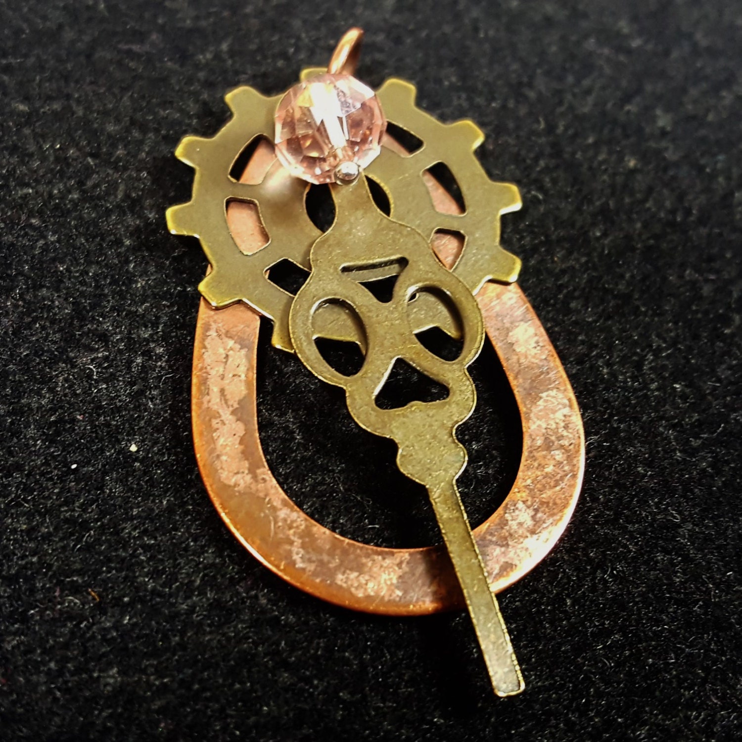 Melissas Meisterwerk Ein Steampunk-Anhänger Mit Charme Und Regie Melissas Meisterwerk Ein Steampunk-Anhänger Mit Charme Und Regie von WildImaginarium