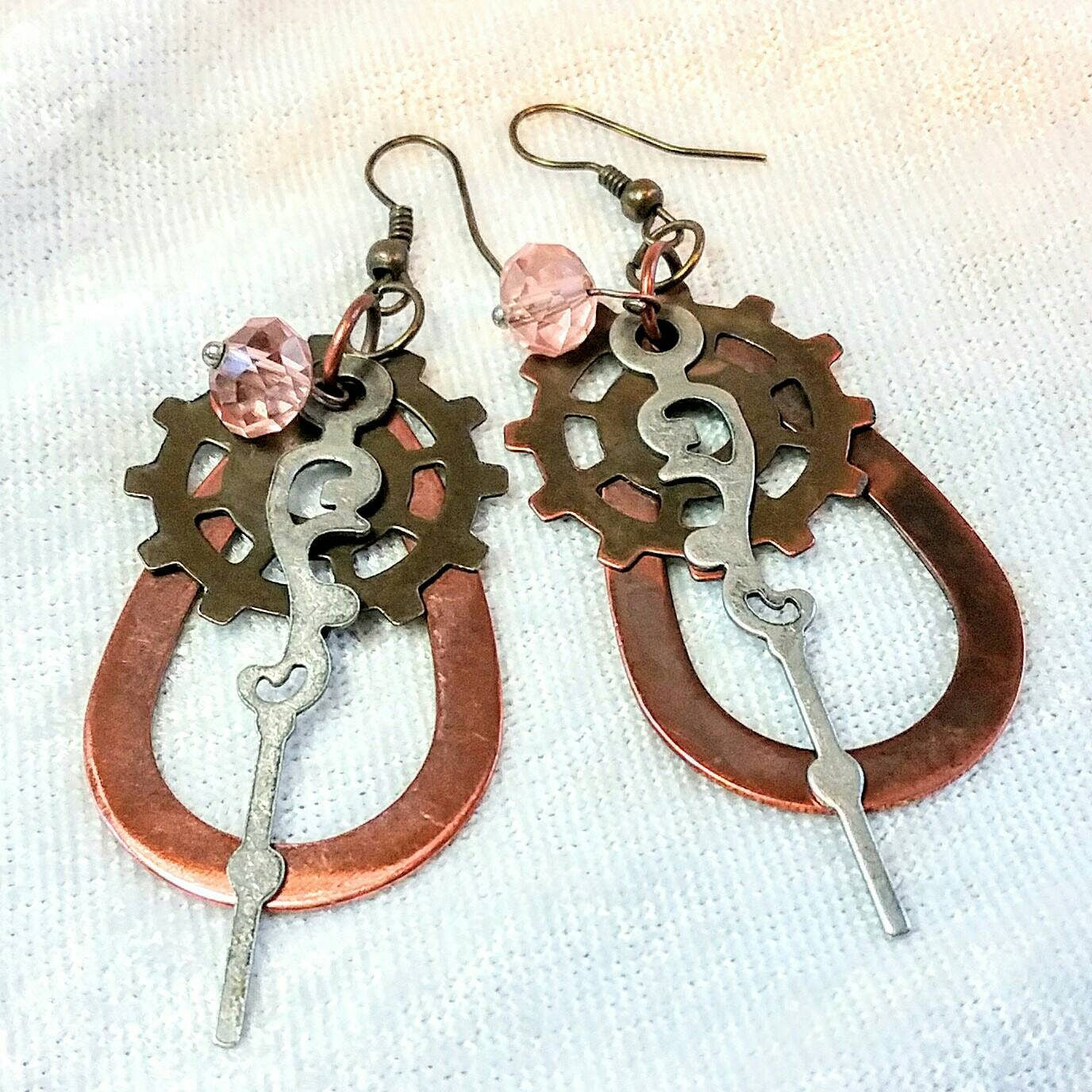 Melissas Meisterwerke Steampunk-Ohrringe Mit Charme Und Regie Melissas Meisterwerke Steampunk-Ohrringe Mit Charme Und Regie von WildImaginarium