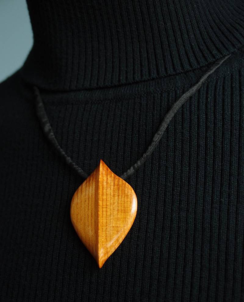 Kette Mit Holzanhänger Handgefertigt Aus Recyceltem Kiefernholz von WildIndigoDesign