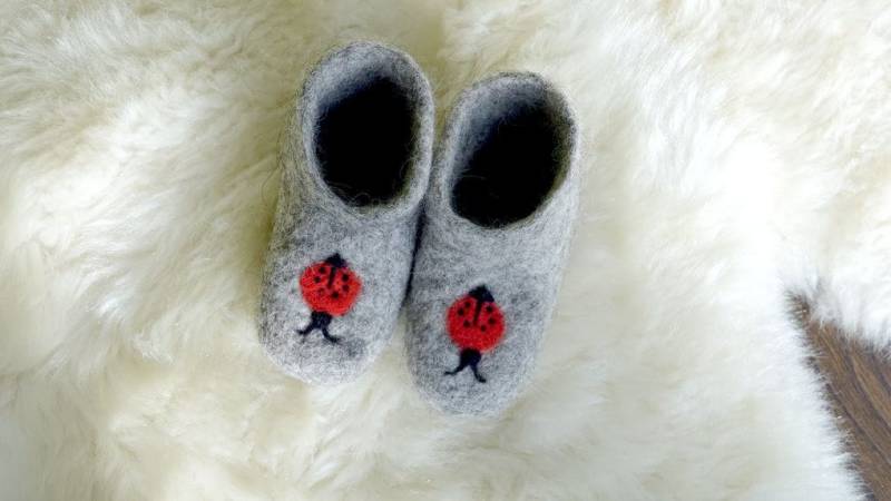 Gefilzte Kinderschuhe/Krabbelschuhe Hausschuhe Mit Marienkäfer - Handgemacht Aus Hochwertiger Wolle Weich Und Warm von WildLlama