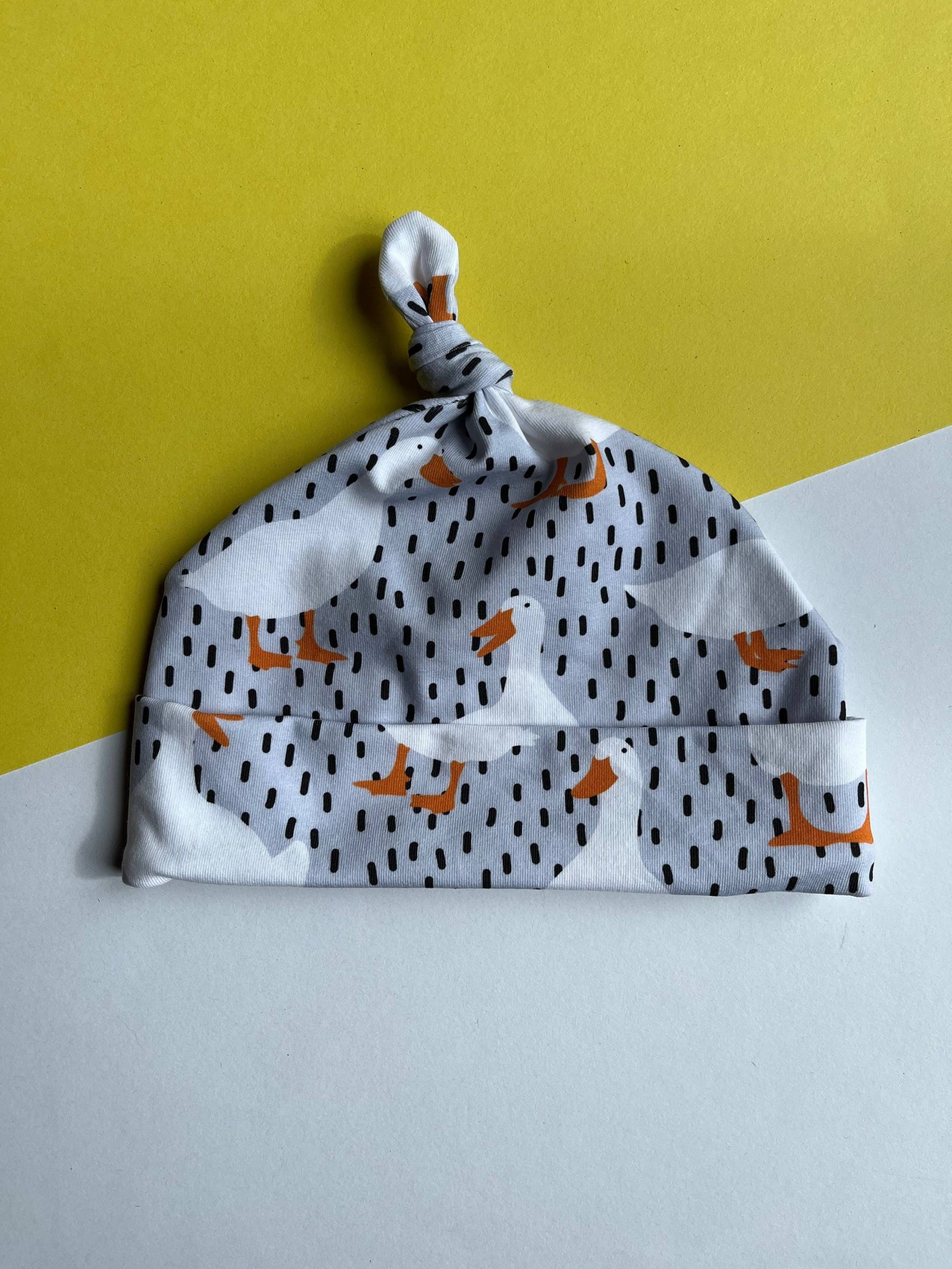 Baby Mütze Mit Knoten, Bio-stoff Pfütze Ente Design, Geschenk Für Neugeborene von WildOakWood