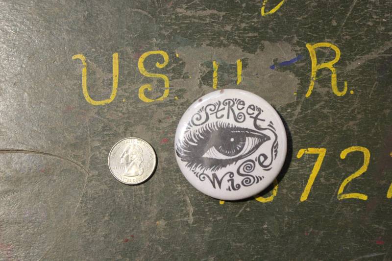 "1980S Streetwise 2.25" Button Schlüsselanhänger Magnet Pin Abzeichen Dokumentarfilm "Seattle" Tomwaites Eye Street Smart Obdachlose Vintage von WildPaisleyButtonCo