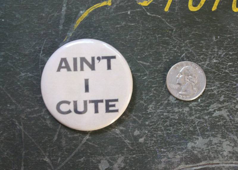 Ain't I Cute 2, 25"Button Schlüsselanhänger Magnet Pin Badge 1940S Vintage Repro Selbstfürsorge Lustig Humor Humorvoll Geschenk Für Sie Groß von WildPaisleyButtonCo
