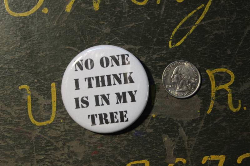 Beatles Lyric 2.25"Button Schlüsselanhänger No One I Think Is in My Tree The Fanclub Magnet Pin Abzeichen Vintage Repro Rock & Roll Musikgeschenk von WildPaisleyButtonCo