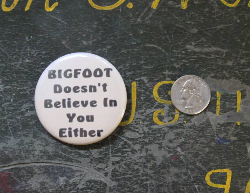 "Big Foots Believe in You Entweder 2, 25" Button Schlüsselanhänger Humor Lustig Magnet Pin Badge Supernatural Ufo Überlieferung Loch Ness Monster von WildPaisleyButtonCo