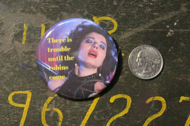 Blauer Samt 2, 25"Button Schlüsselbund Es Gibt Probleme Bis Die Rotkehlchen Kommen Magnet Pin Abzeichen Geschenk David Lynch Film Filme Zitate Kult von WildPaisleyButtonCo
