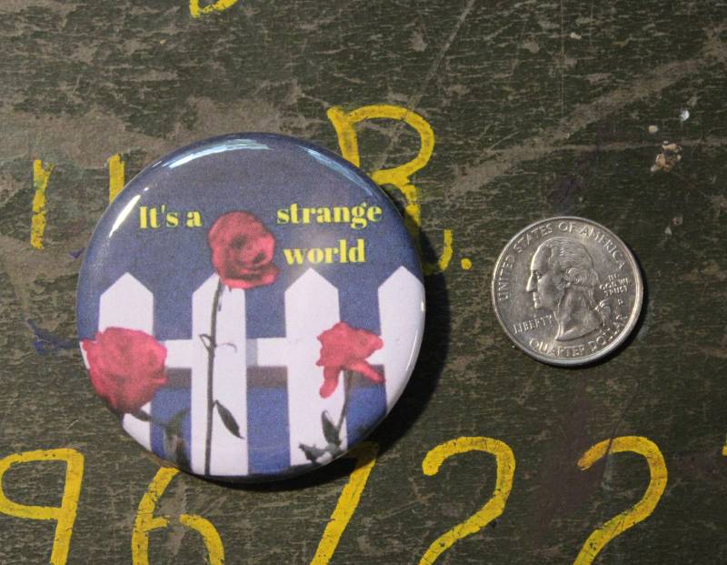 Blauer Samt 2, 25"Knopf Schlüsselanhänger Es Ist Eine Seltsame Welt Magnet Pin Abzeichen Film Zitate Vintage Inspirierte 1980Er Jahre David Lynch von WildPaisleyButtonCo