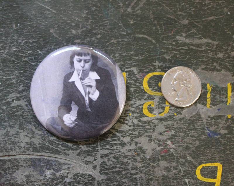 Carson Mccullers 2, 25 "Taste Schlüsselbund Rauchen Kultige Schriftsteller Magnet Pin Abzeichen Vintage Buch Autor Das Herz Ist Ein Einsamer Jäger von WildPaisleyButtonCo