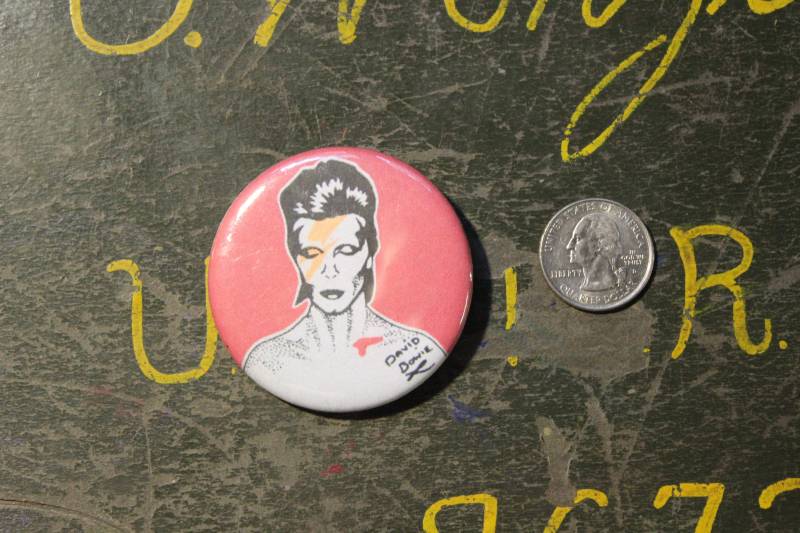 David Bowie 2, 25"Button Schlüsselbund Ziggy Stardust Fanclub Magnet Pin Abzeichen Vintage Repro Rock & Roll Musik Spinnen Vom Mars Geschenk Groß von WildPaisleyButtonCo