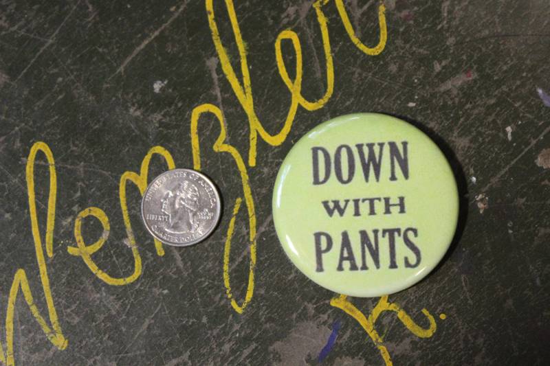 Down With Pants 2.25"Button Schlüsselanhänger Magnet Pin Badge Vintage Repro Lustig Humor Sarkastisch Humorvoll Doppelt Entender Retro Throwback von WildPaisleyButtonCo