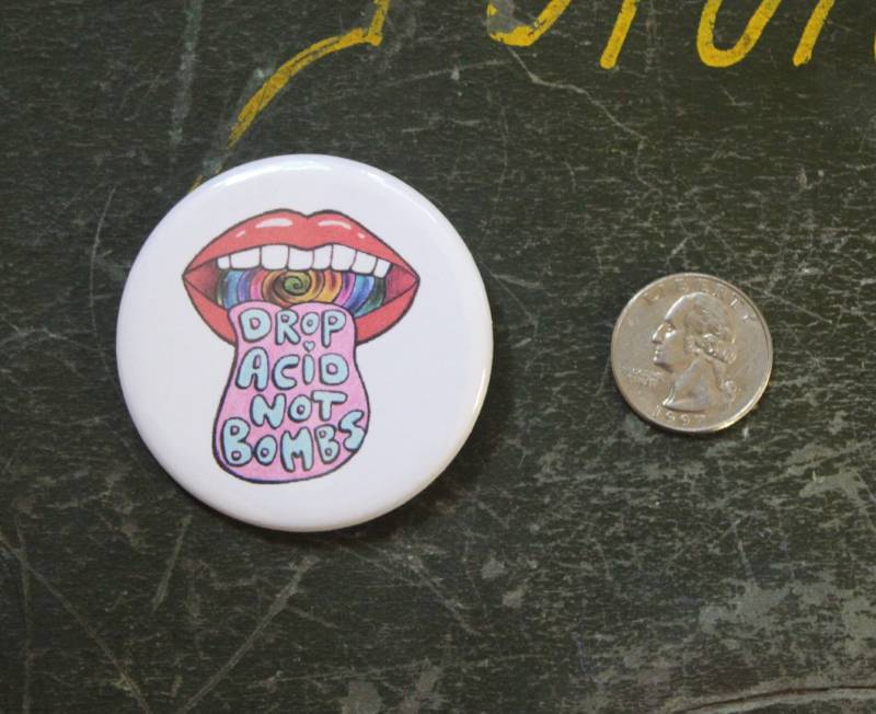 Drop Acid Not Bombs 2, 25"Button Schlüsselanhänger Psychedelisch 1960Er 1970Er Jahre Hippie Anti Krieg Magnet Pin Abzeichen Vintage Lustig Humor von WildPaisleyButtonCo
