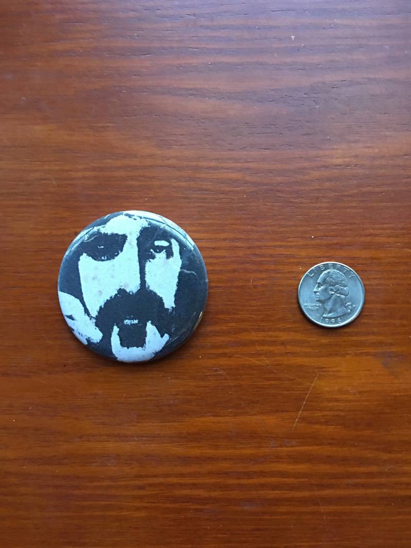 Frank Zappa 2.25" Button Keychain Toilette Phi Krappa Rock Musik 1970S Magnet Pin Badge Vintage Hot Rats Lustig Kunst Großes Geschenk Vorhanden von WildPaisleyButtonCo