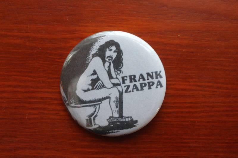 Frank Zappa 2.25" Button Keychain Toilette Phi Krappa Rock Musik 1970S Magnet Pin Badge Vintage Hot Rats Lustig Kunst Großes Geschenk Vorhanden von WildPaisleyButtonCo