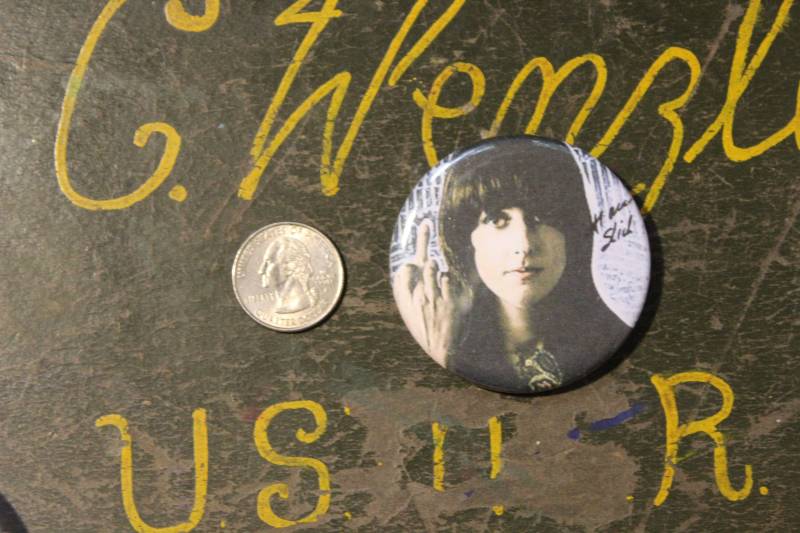 Grace Slick 2, 25 "Button Schlüsselbund Mittelfinger Jefferson Flugzeug Magnet Pin Abzeichen Große 1970Er Jahre Rock & Roll Erinnerungsstücke von WildPaisleyButtonCo