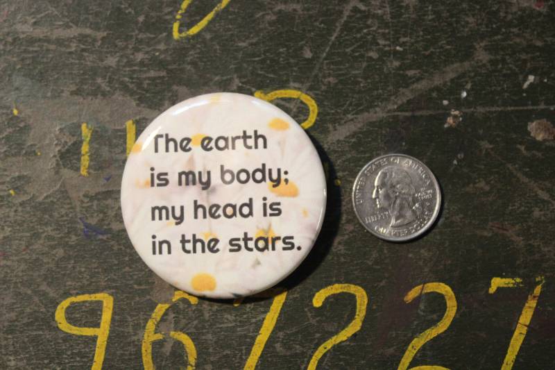Harold Und Maude 2, 25"Button Schlüsselanhänger The Earth Is My Body Head in Stars Magnet Pin Badge Geschenk Vintage 1970Er Jahre Film Zitate von WildPaisleyButtonCo