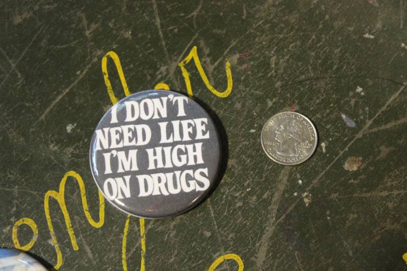 I Don't Need Life I'm High On Droges 2, 25"Button Schlüsselbund Magnet Pin Abzeichen Vintage Burroughs Retro Repro Goth Acid Junkie Humor Witz von WildPaisleyButtonCo
