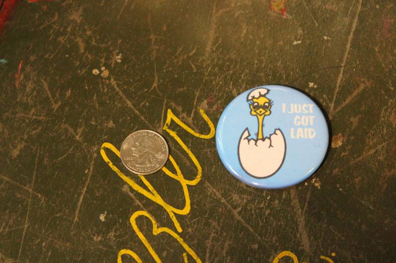 I Just Got Laid 2.25"Button Schlüsselanhänger Magnet Pin Badge Vintage Repro Huhn Lustig Humor Sarkastisch Humorvoll Doppelentender Retro Geschenk von WildPaisleyButtonCo