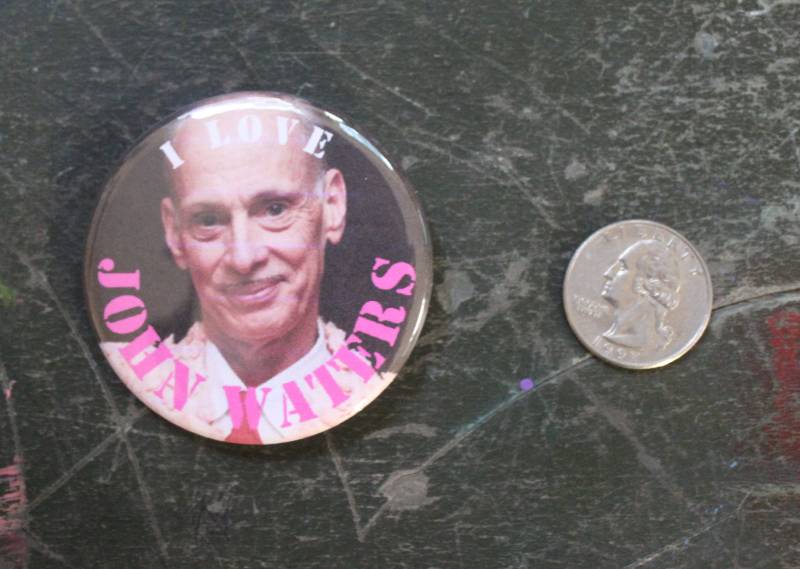 I Love John Waters 2.25" Button Schlüsselanhänger Magnet Pin Badge Vintage Pink Flamingos Haarspray Weiblich Probleme Kult Film Filme Regisseur von WildPaisleyButtonCo