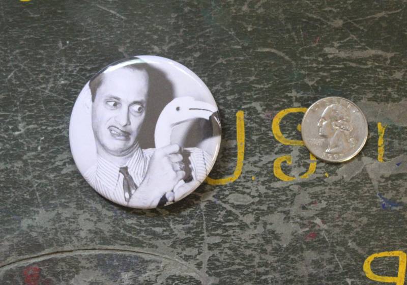 John Waters 2.25" Foto Button Schlüsselanhänger Magnet Pin Badge Vintage Pink Flamingos Haarspray Weiblich Probleme Kult Klassiker Film Filme von WildPaisleyButtonCo