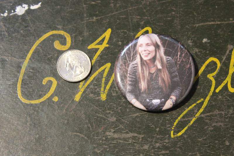 Joni Mitchell 2.25" Button Schlüsselanhänger Magnet Pin Badge 1960Er 1970Er 1980Er Blue Rock Roll Volksmusik Musiker Vintage Repro Geschenk von WildPaisleyButtonCo