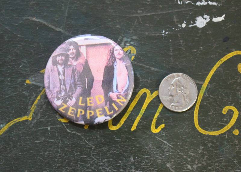 Led Zeppelin 2.25"Button Schlüsselanhänger Magnet Pin Badge Foto Vintage Distressed Faded Album Rock & Roll 1970Er Jahre Musik Sammler Geschenk Large von WildPaisleyButtonCo