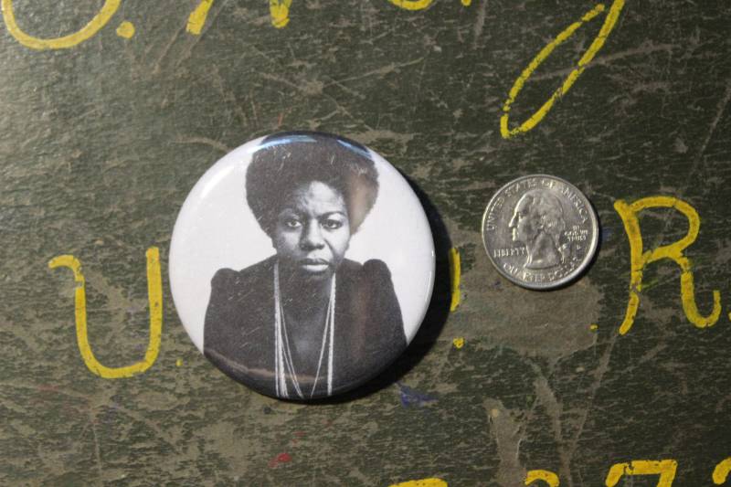 Nina Simone 2.25"Button Schlüsselanhänger Magnet Pin Badge Repro Rock & Roll Musik Rhythm & Blues Jazz Folk 50Er 60Er 70Er Geschenk Musical Ikone von WildPaisleyButtonCo