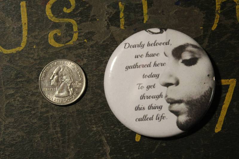 Prince 2, 25 "Button Schlüsselband Stark Geliebt Wir Sind Hier Heute Versammelt Magnet Pin Abzeichen Vintage Musik Rock & Roll Rip Life Poetry Groß von WildPaisleyButtonCo
