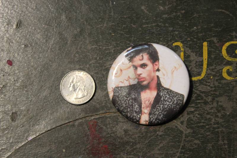 Prince 2.25"Button Schlüsselanhänger Magnet Pin Badge Vintage Inspiriert Musik Rock & Roll Der Künstler Formal Bekannt Als Großer Geschenkfan von WildPaisleyButtonCo