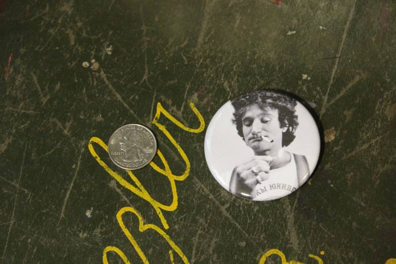 Robin Williams 2.25"Button Schlüsselanhänger Magnet Pin Badge Vintage Schauspieler Rauchen 1980S Fanclub Lustiger Humor Humorvoll Retro Throwback von WildPaisleyButtonCo