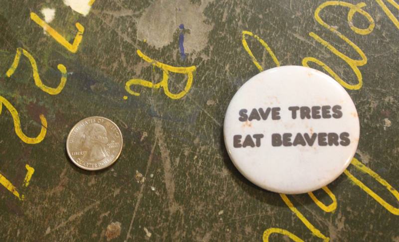 Save Trees Eat Beavers 1970Er Jahre 2, 25 "Button Schlüsselbund Humor Lustiger Magnet Pin Abzeichen Vintage Retro Mutter Erde Distressed Global von WildPaisleyButtonCo