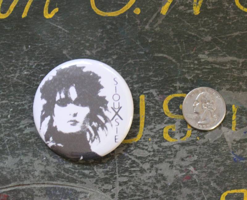Siouxsie Sioux & The Banshees 2, 25"Button Schlüsselanhänger Magnet Pin Badge Gothic Goth 1980Er Jahre Vintage Retro Musik Rock Roll Metal Geschenk von WildPaisleyButtonCo