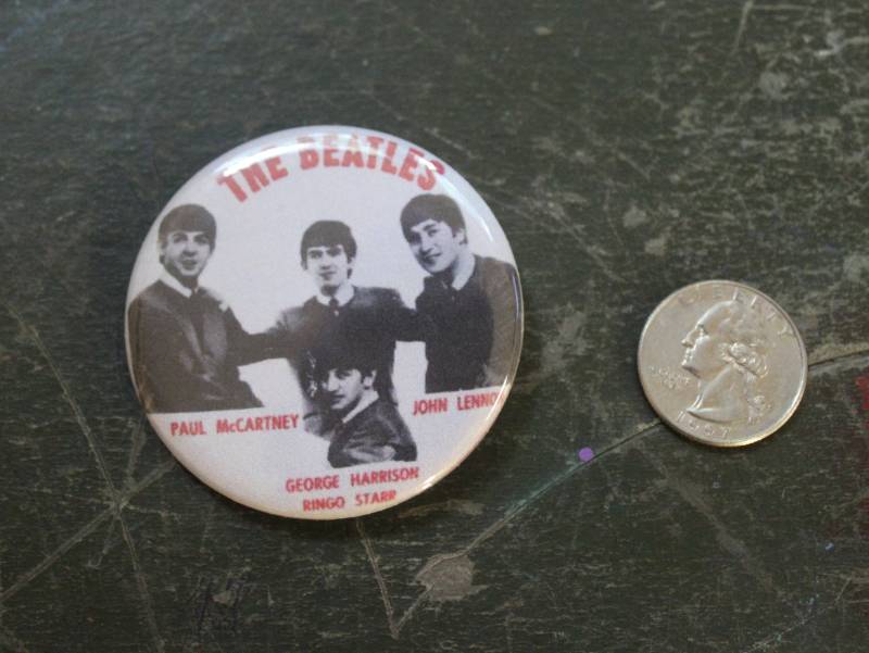 The Beatles 2.25" Button Schlüsselanhänger Fab Four Fan Club Magnet Pin Badge Vintage Paul Mccartney Ringo Starr John Lennon George Harrison 1960Er von WildPaisleyButtonCo