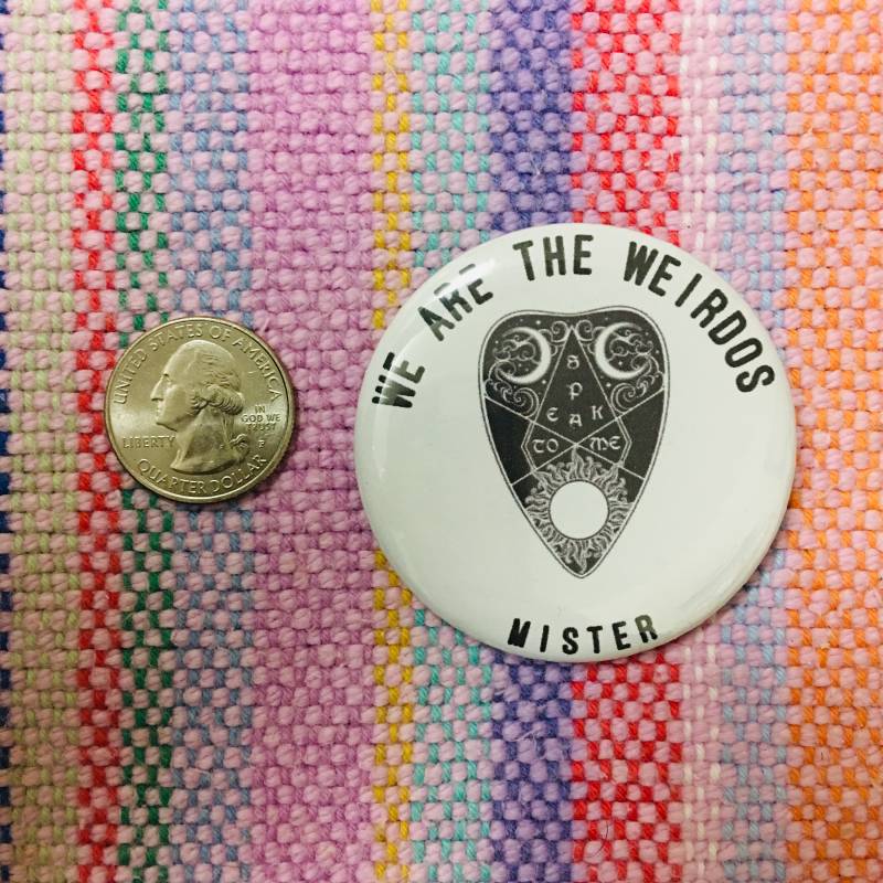 The Craft 2, 25"Button Schlüsselbund Wir Sind Die Weirdos Mister Magnet Pin Abzeichen Sarkasmus Humor Girl Power Herz Pink Film Zitate Buff Geschenk von WildPaisleyButtonCo