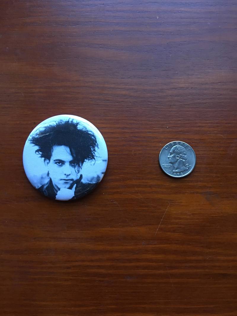 The Cure Robert Smith 2.25"Button Schlüsselanhänger Magnet Pin Badge 1970Er Vintage 1980Er 1990Er Musik Punk Goth Gothic Love Katzen Rock Roll von WildPaisleyButtonCo