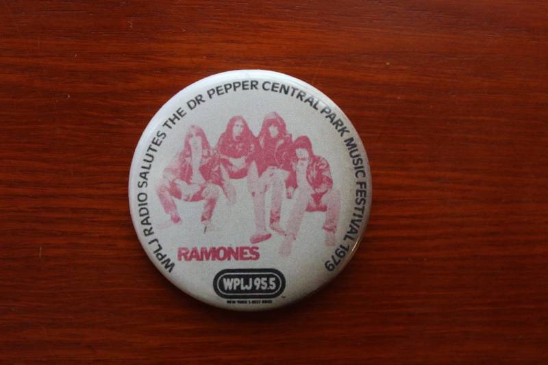The Ramones 2.25" Button Schlüsselanhänger Radio Promo Rare Magnet Pin Badge Wplj 95.5 Dr. Pepper Central Park 1979 Festival Punk Sammlerstück Repro von WildPaisleyButtonCo