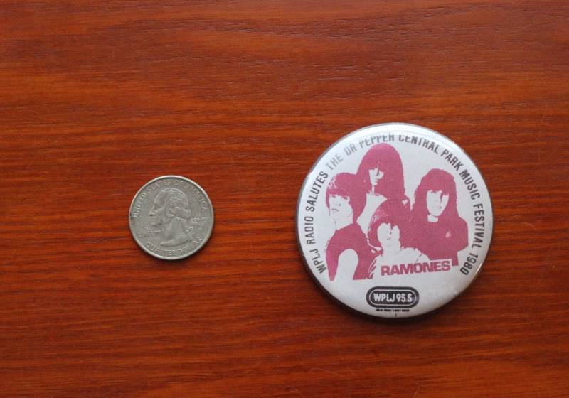 The Ramones 2.25" Button Schlüsselanhänger Radio Promo Rare Magnet Pin Badge Wplj 95.5 Dr. Pepper Central Park 1980 Festival Punk Sammlerstück Repro von WildPaisleyButtonCo