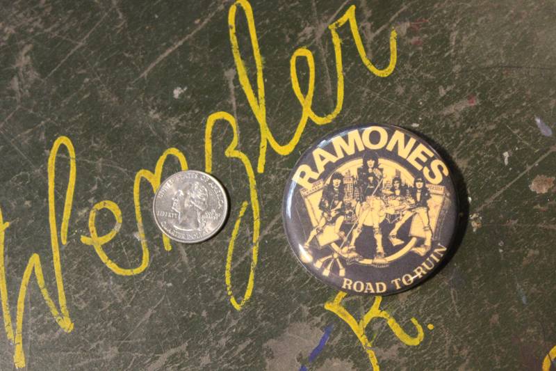 The Ramones Road To Ruin 2, 25" Button Schlüsselanhänger 1978 1970S Magnet Pin Badge Vintage Repro Punk Rock & Roll 1980S Musik Joey Icon Geschenk von WildPaisleyButtonCo