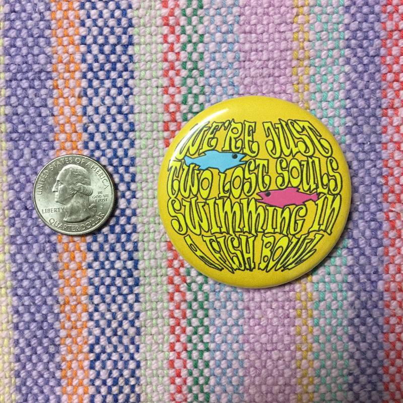Wir Sind Nur Zwei Verlorene Seelen, Die in Einem Fischglas Schwimmen 2, 25 "Knopf Schlüsselbund Magnet Pin Abzeichen Pink Floyd Wish You Were Here von WildPaisleyButtonCo