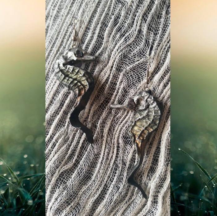 Ooak-Grün-Gold-Sea Horse Ohrringe Für Meerjungfrau Öko-Leder Ooak-Grün-Gold-Sea Horse Ohrringe Für Meerjungfrau Öko-Leder von WildPearls